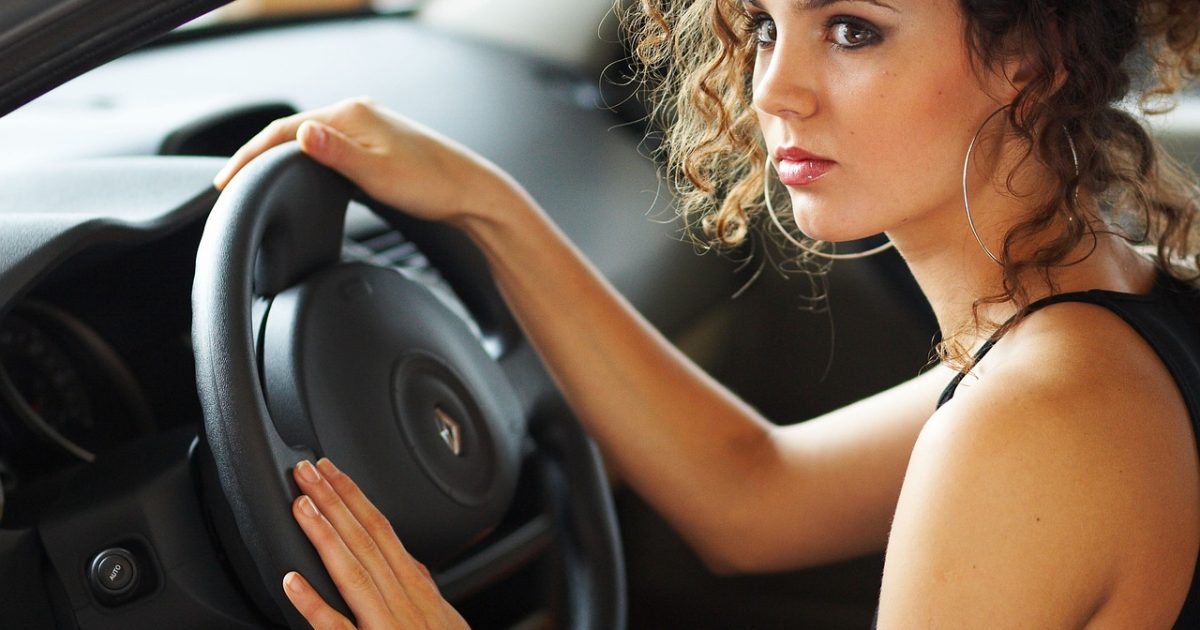 mulher dirigindo